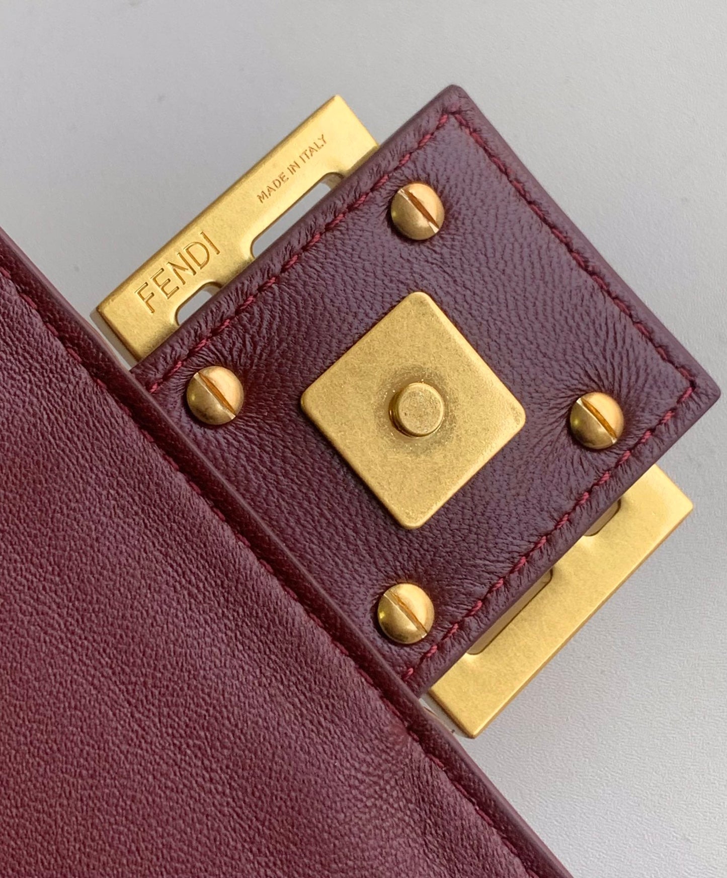 Sac Fend Baguette 27 en cuir bordeaux à motif FF GHW 