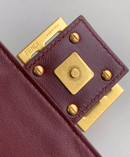 Sac Fend Baguette 27 en cuir bordeaux à motif FF GHW 
