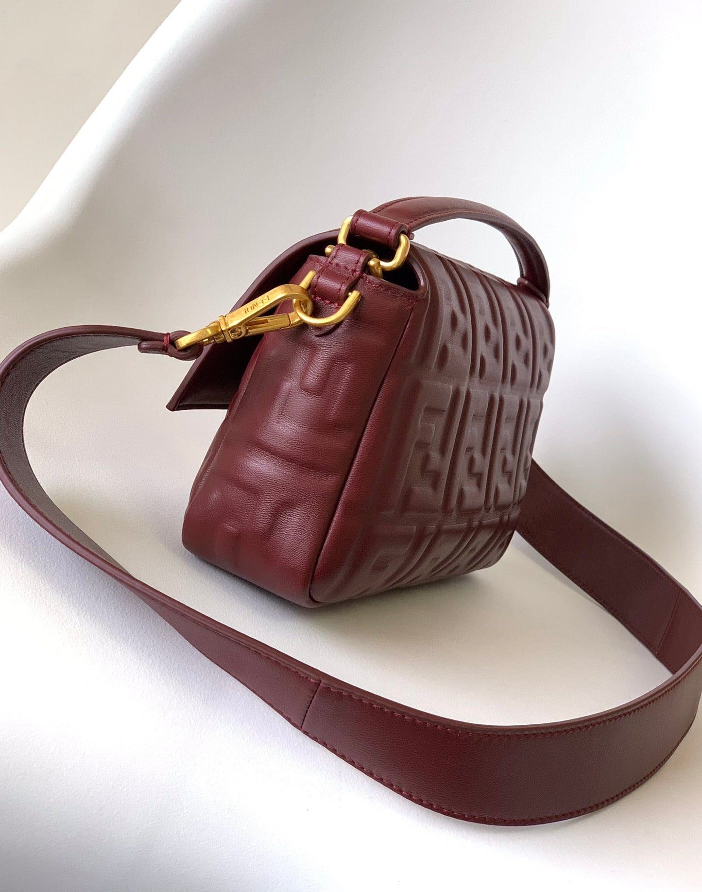 Sac Fend Baguette 27 en cuir bordeaux à motif FF GHW 