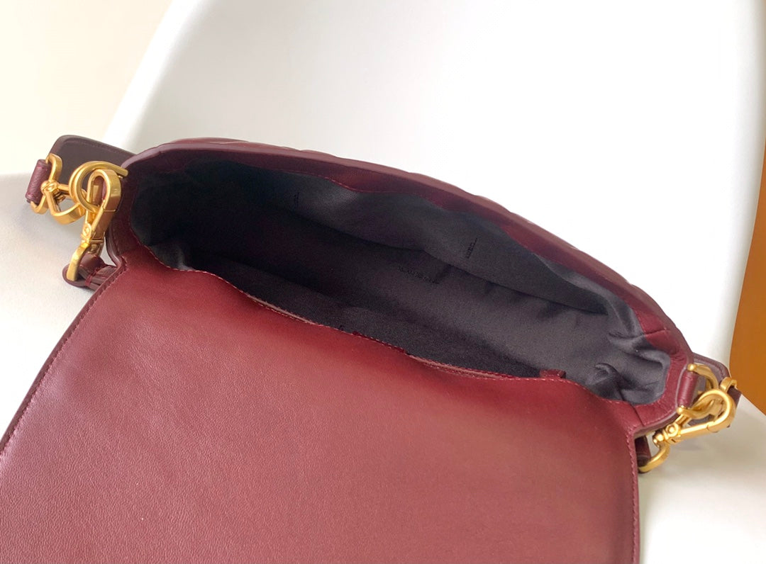 Sac Fend Baguette 27 en cuir bordeaux à motif FF GHW 