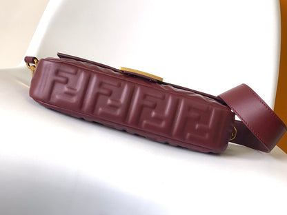 Sac Fend Baguette 27 en cuir bordeaux à motif FF GHW 