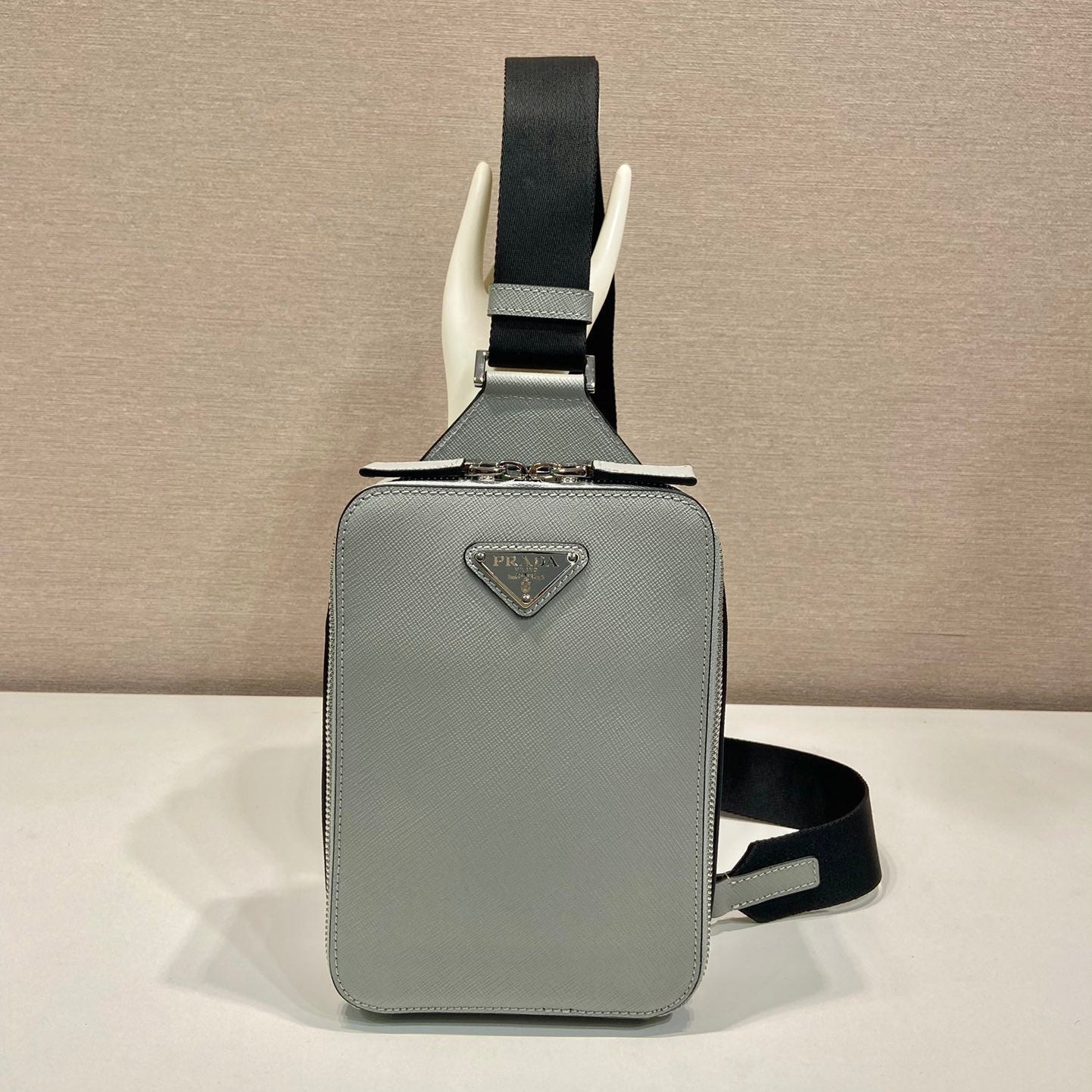 エコーグレー サフィアーノレザー チェストバッグ 20