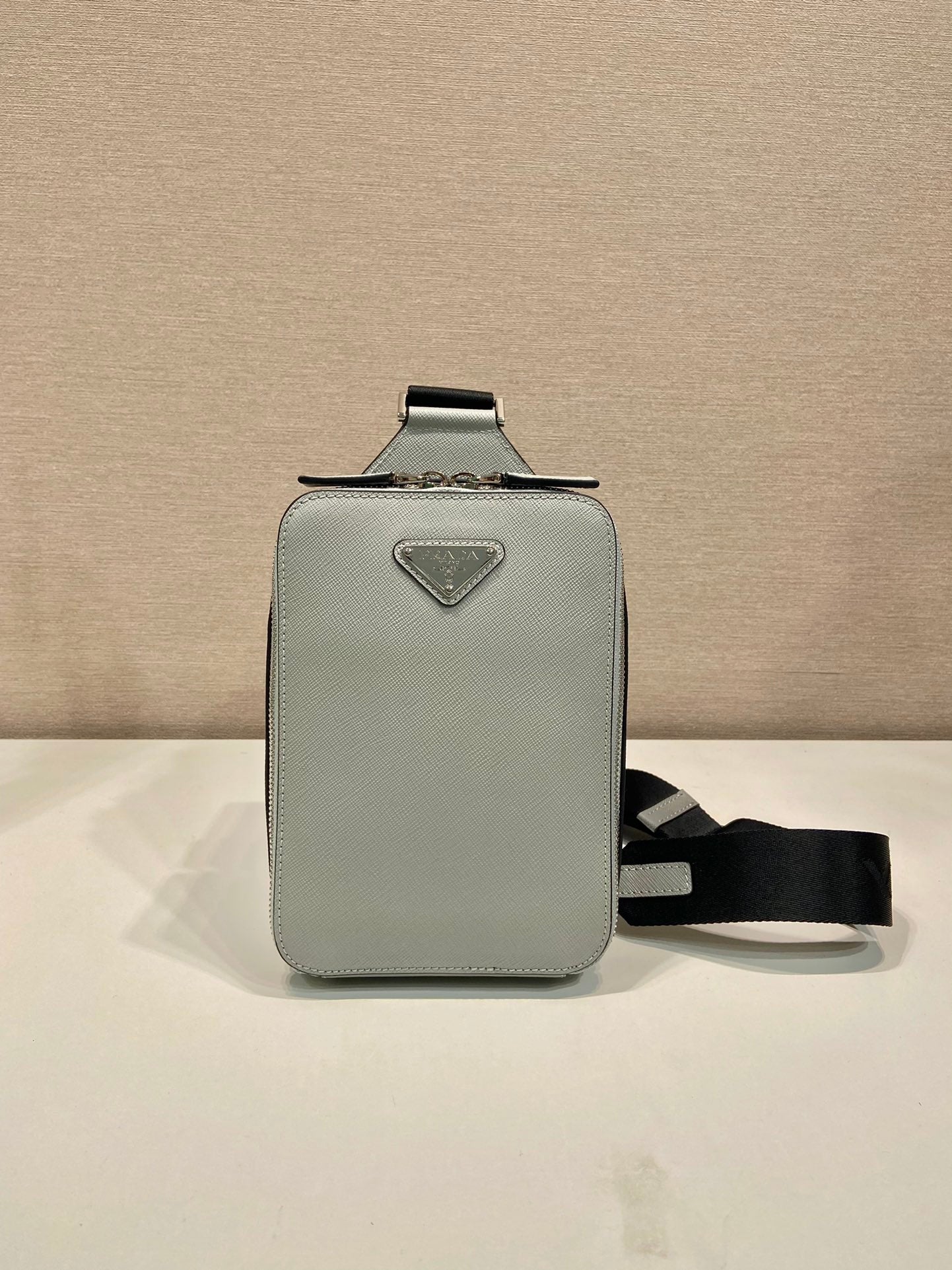 エコーグレー サフィアーノレザー チェストバッグ 20