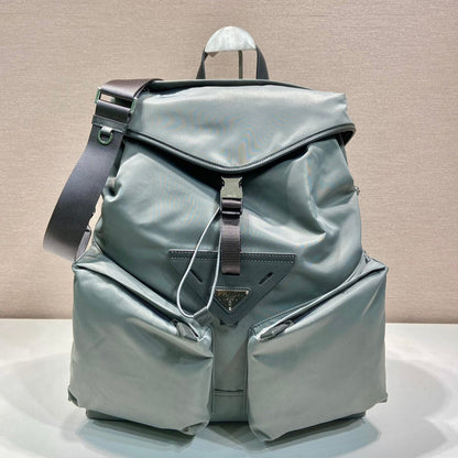 SAC À DOS À LOGO TRIANGLE 45 EN RE-NYLON GRIS CENDRÉ