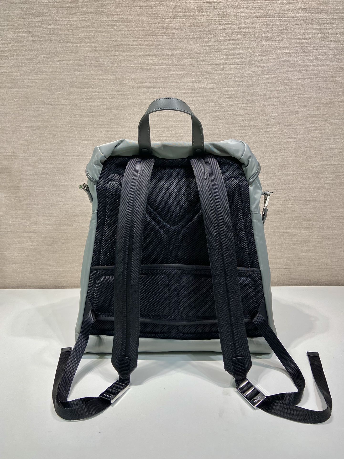 SAC À DOS À LOGO TRIANGLE 45 EN RE-NYLON GRIS CENDRÉ