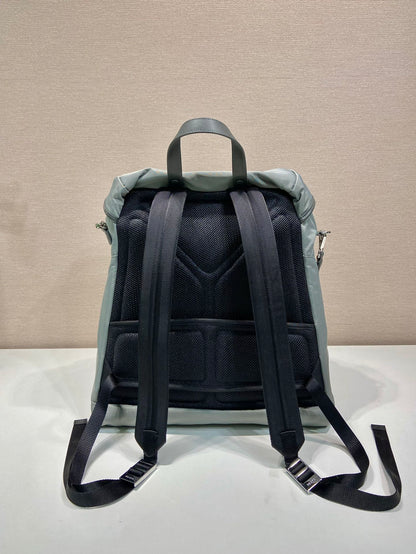 SAC À DOS À LOGO TRIANGLE 45 EN RE-NYLON GRIS CENDRÉ
