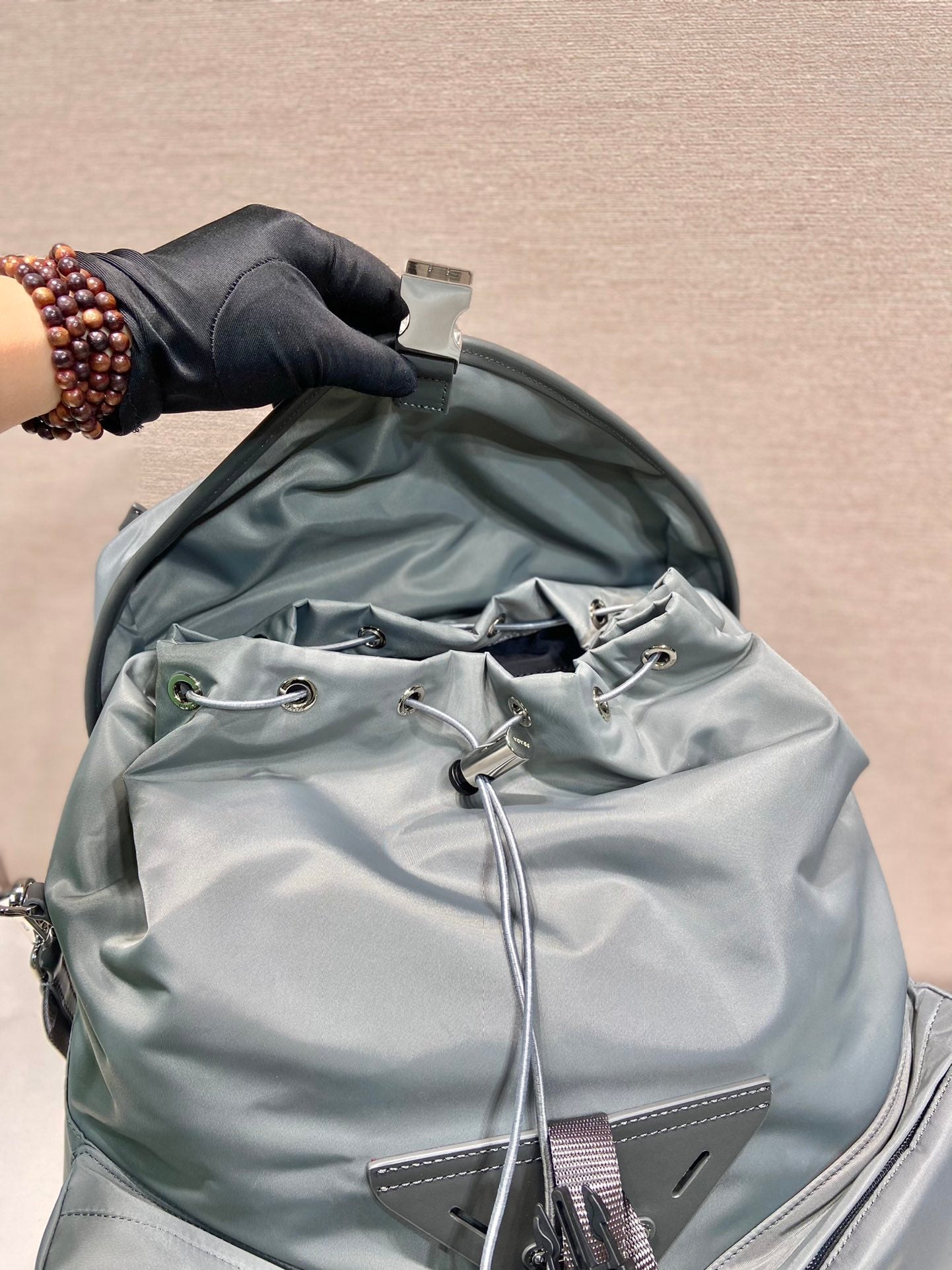 SAC À DOS À LOGO TRIANGLE 45 EN RE-NYLON GRIS CENDRÉ