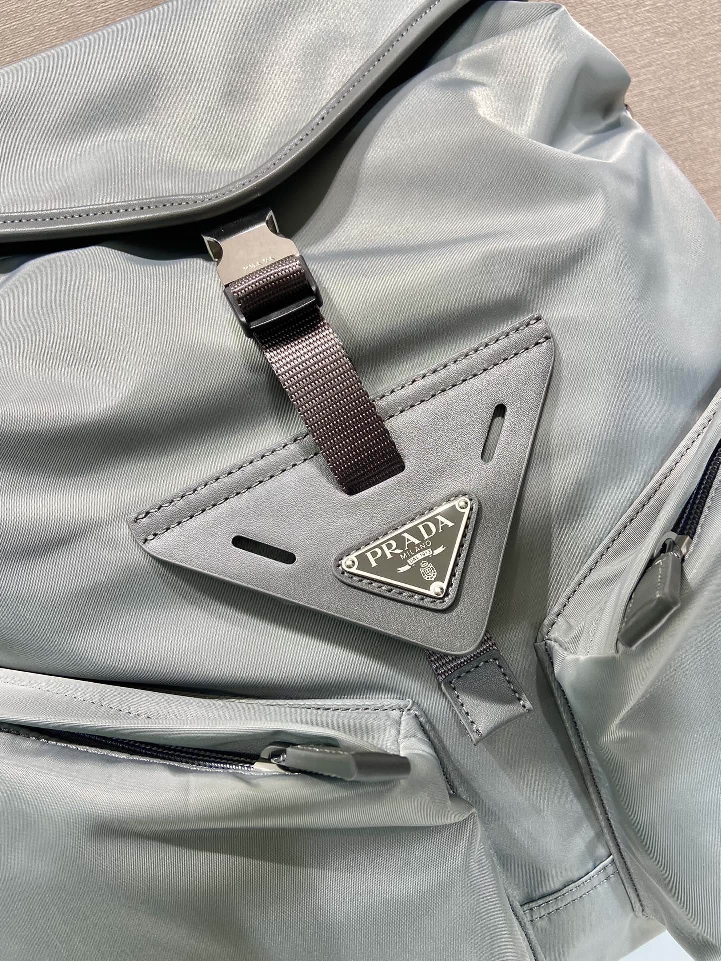 SAC À DOS À LOGO TRIANGLE 45 EN RE-NYLON GRIS CENDRÉ