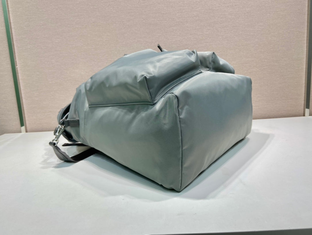 SAC À DOS À LOGO TRIANGLE 45 EN RE-NYLON GRIS CENDRÉ