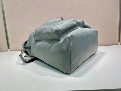 SAC À DOS À LOGO TRIANGLE 45 EN RE-NYLON GRIS CENDRÉ
