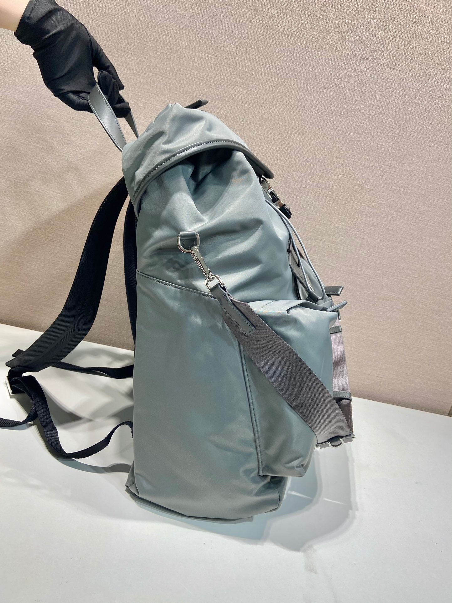 SAC À DOS À LOGO TRIANGLE 45 EN RE-NYLON GRIS CENDRÉ