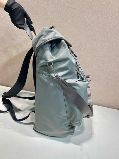 SAC À DOS À LOGO TRIANGLE 45 EN RE-NYLON GRIS CENDRÉ