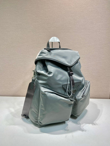 SAC À DOS À LOGO TRIANGLE 45 EN RE-NYLON GRIS CENDRÉ