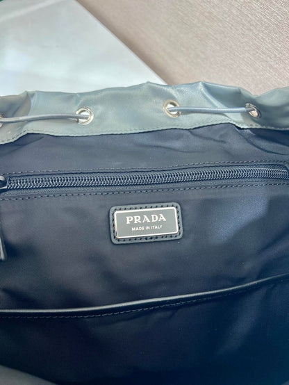 SAC À DOS À LOGO TRIANGLE 45 EN RE-NYLON GRIS CENDRÉ