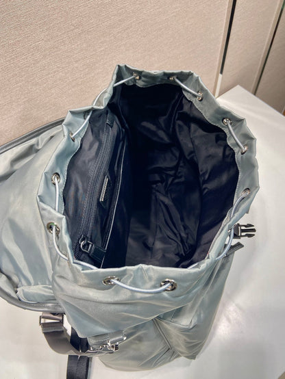 SAC À DOS À LOGO TRIANGLE 45 EN RE-NYLON GRIS CENDRÉ