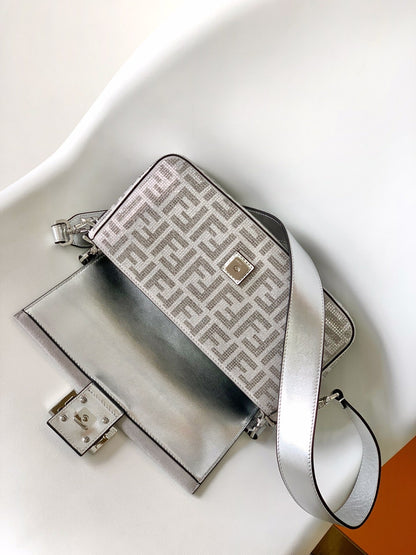 Sac Fend Baguette 27 en cuir argenté avec motif FF en cristal 