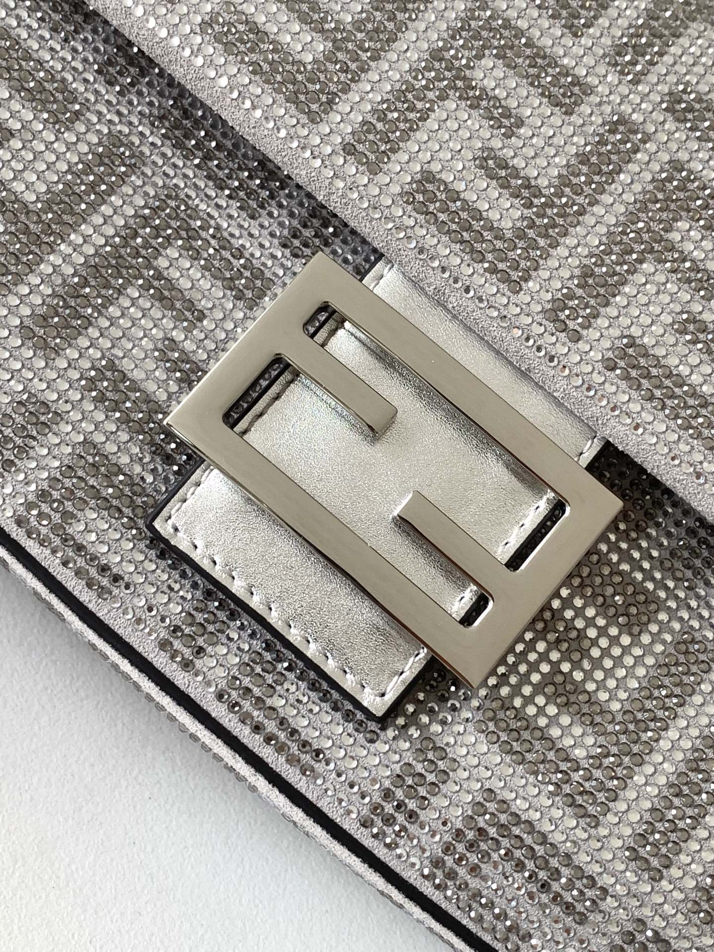 Sac Fend Baguette 27 en cuir argenté avec motif FF en cristal 