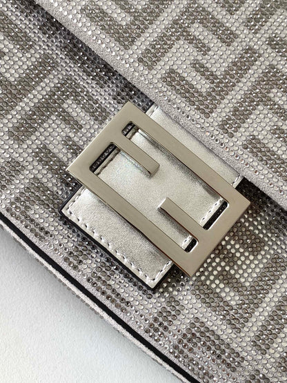 Sac Fend Baguette 27 en cuir argenté avec motif FF en cristal 