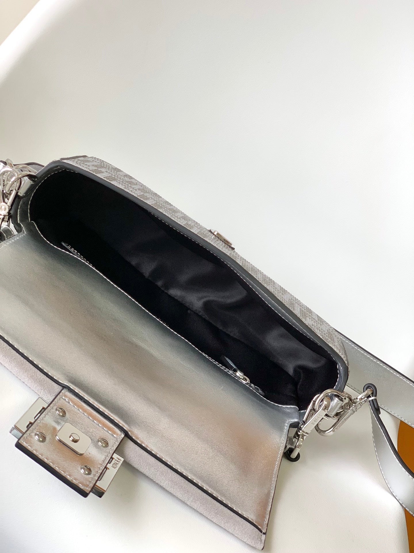 Sac Fend Baguette 27 en cuir argenté avec motif FF en cristal 
