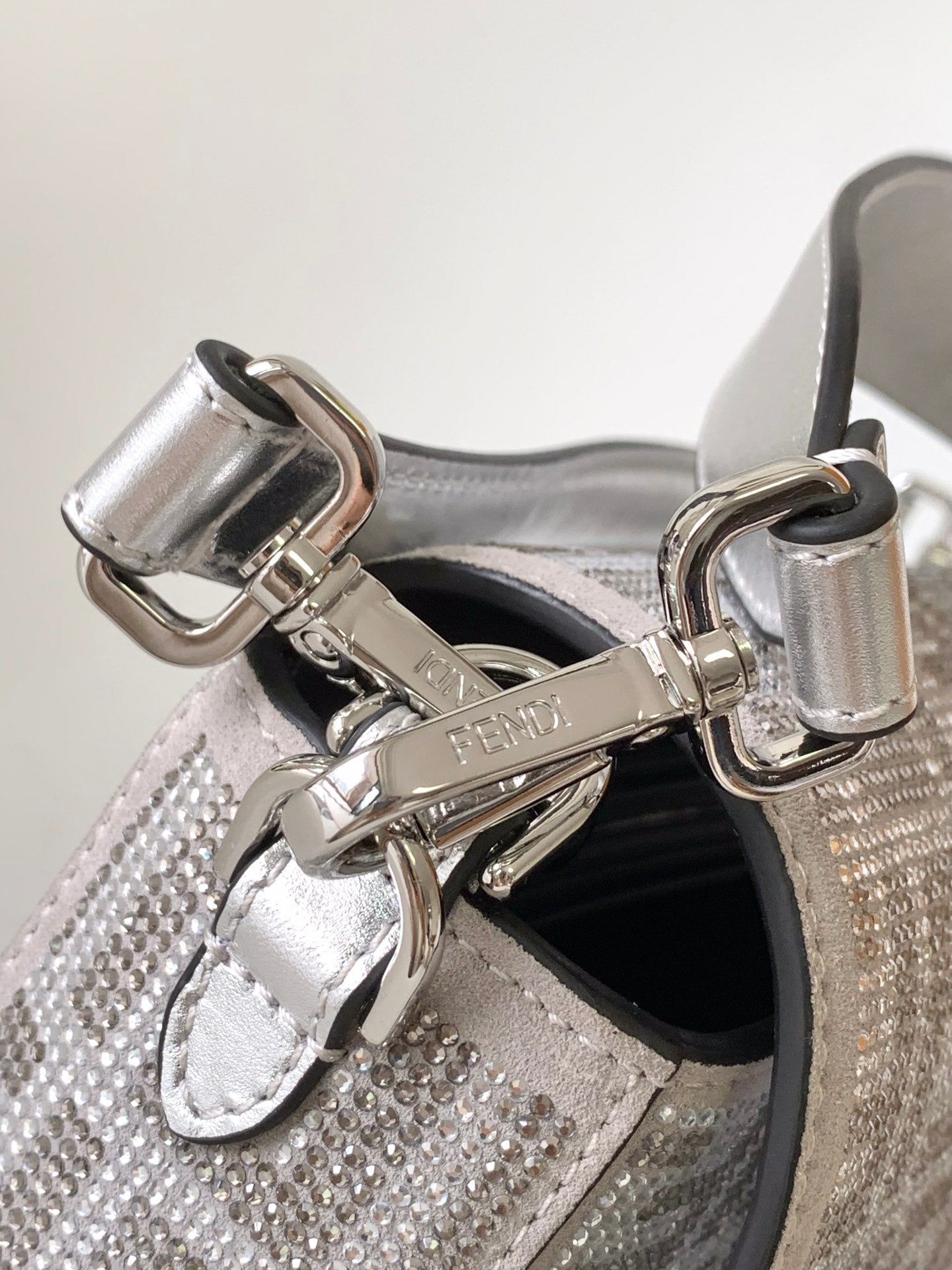 Sac Fend Baguette 27 en cuir argenté avec motif FF en cristal 