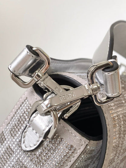 Sac Fend Baguette 27 en cuir argenté avec motif FF en cristal 