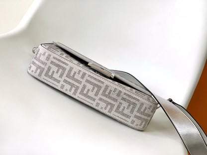 Sac Fend Baguette 27 en cuir argenté avec motif FF en cristal 