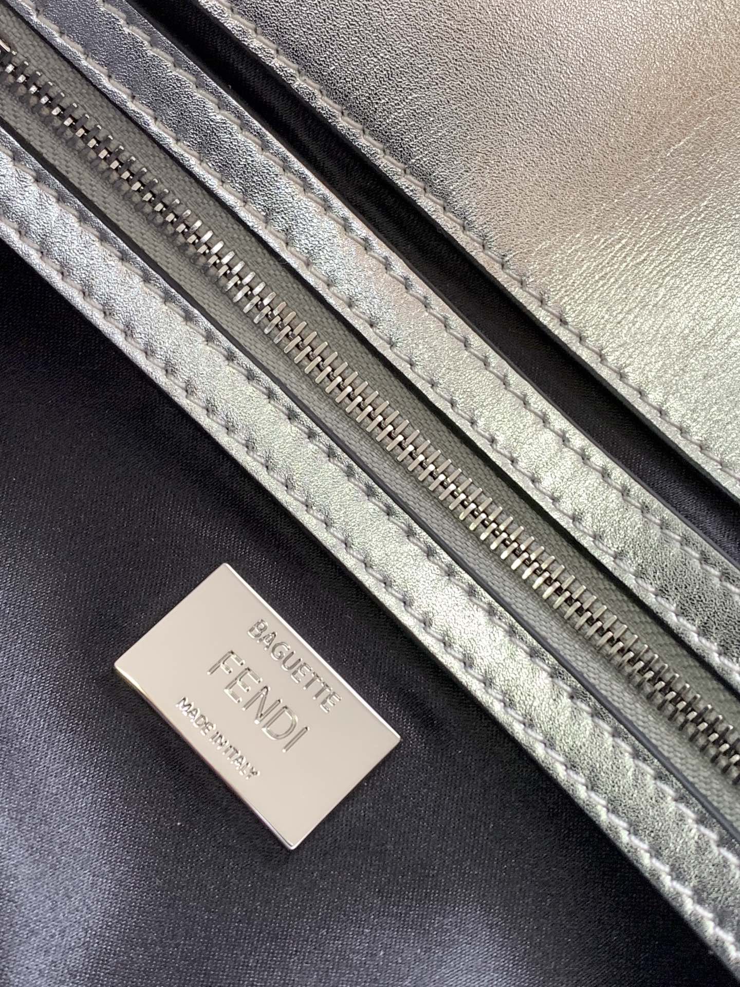 Sac Fend Baguette 27 en cuir argenté avec motif FF en cristal 