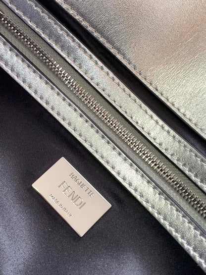 Sac Fend Baguette 27 en cuir argenté avec motif FF en cristal 