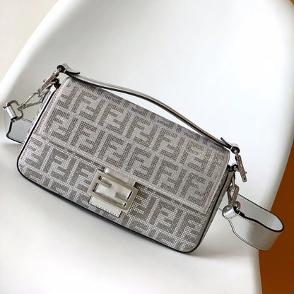 Sac Fend Baguette 27 en cuir argenté avec motif FF en cristal 
