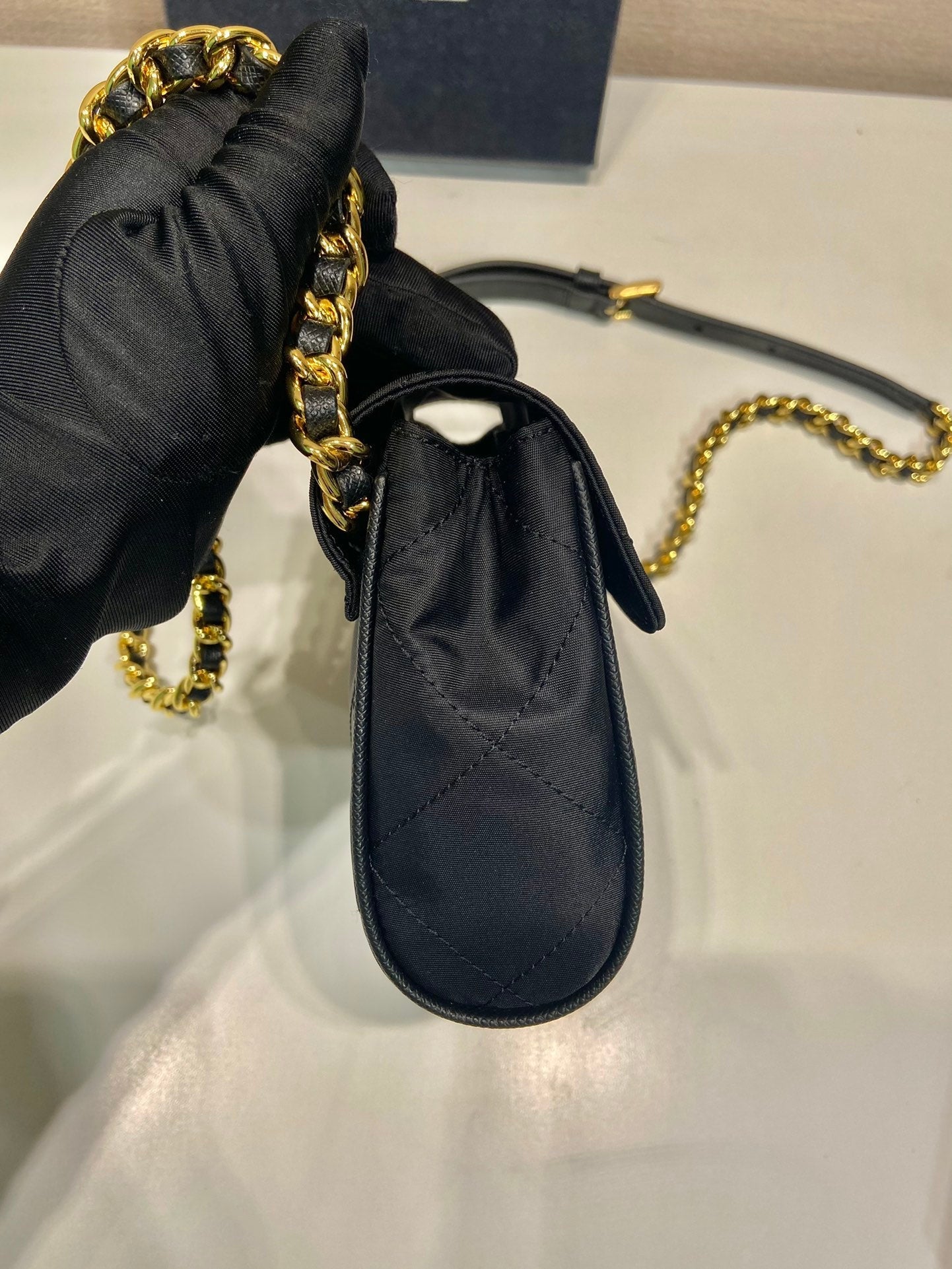 MINI SAC À RABAT MATELASSÉ 14 EN TISSU RE-NYLON NOIR CHAÎNE DORÉ