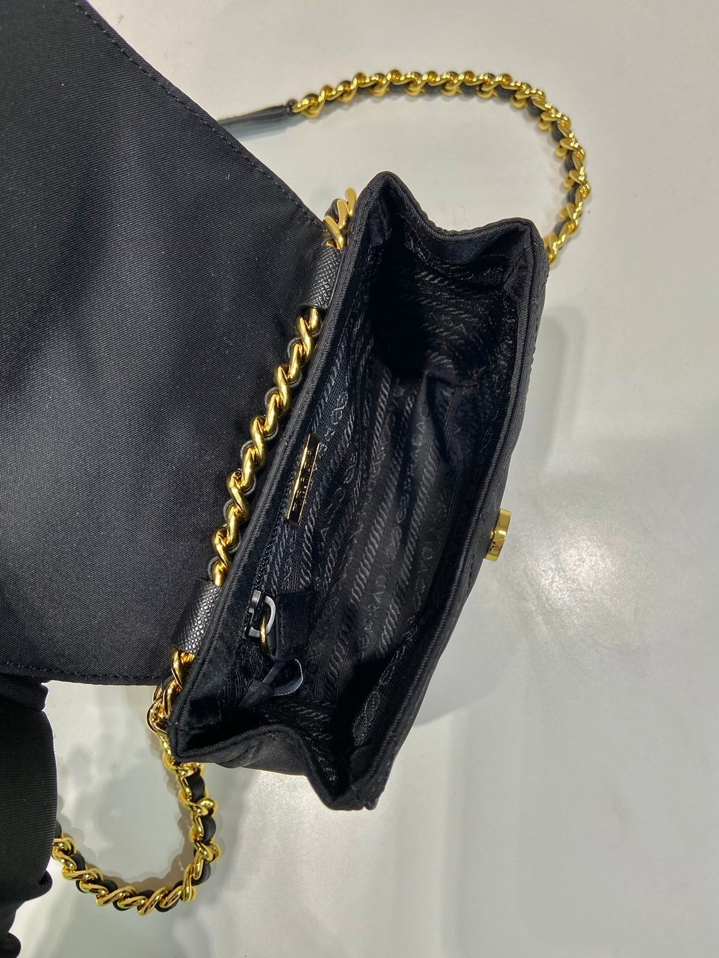 MINI SAC À RABAT MATELASSÉ 14 EN TISSU RE-NYLON NOIR CHAÎNE DORÉ