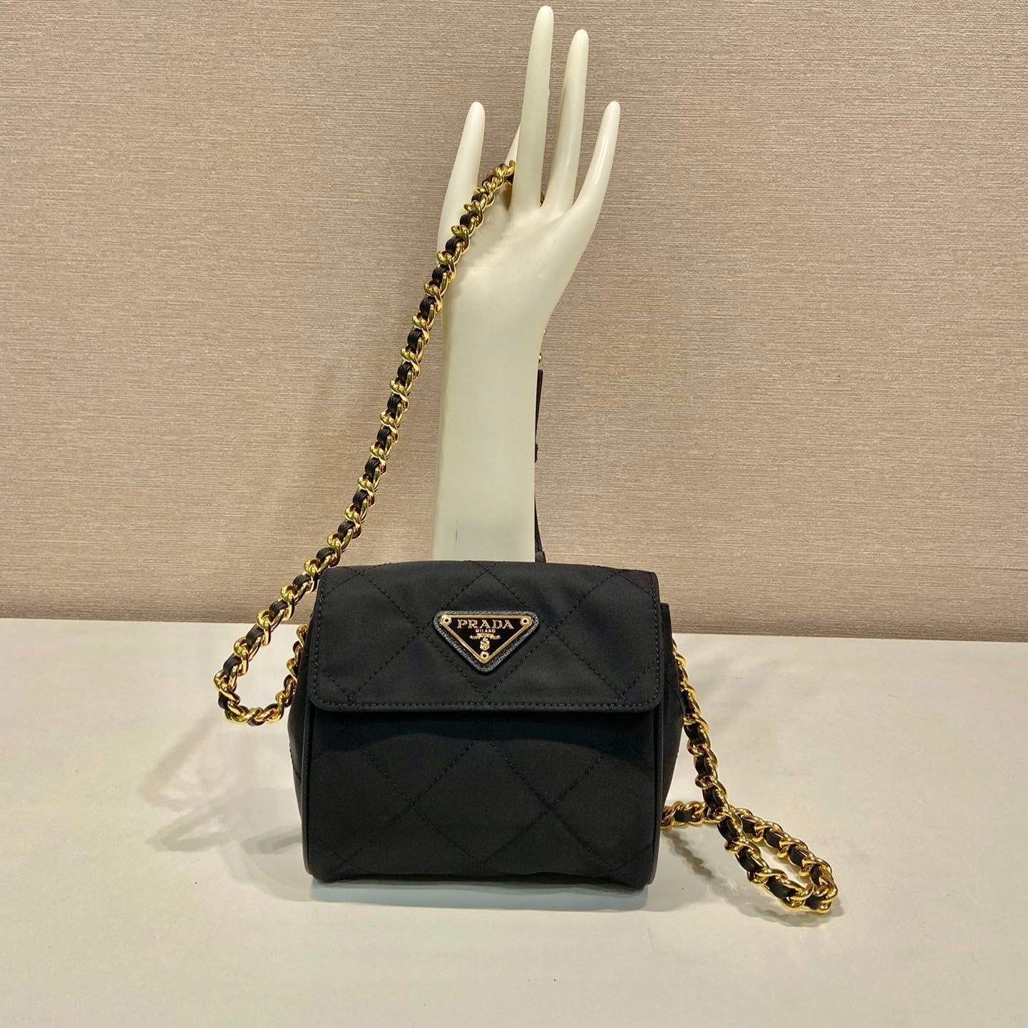 MINI SAC À RABAT MATELASSÉ 14 EN TISSU RE-NYLON NOIR CHAÎNE DORÉ