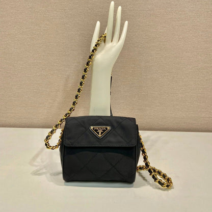 MINI SAC À RABAT MATELASSÉ 14 EN TISSU RE-NYLON NOIR CHAÎNE DORÉ