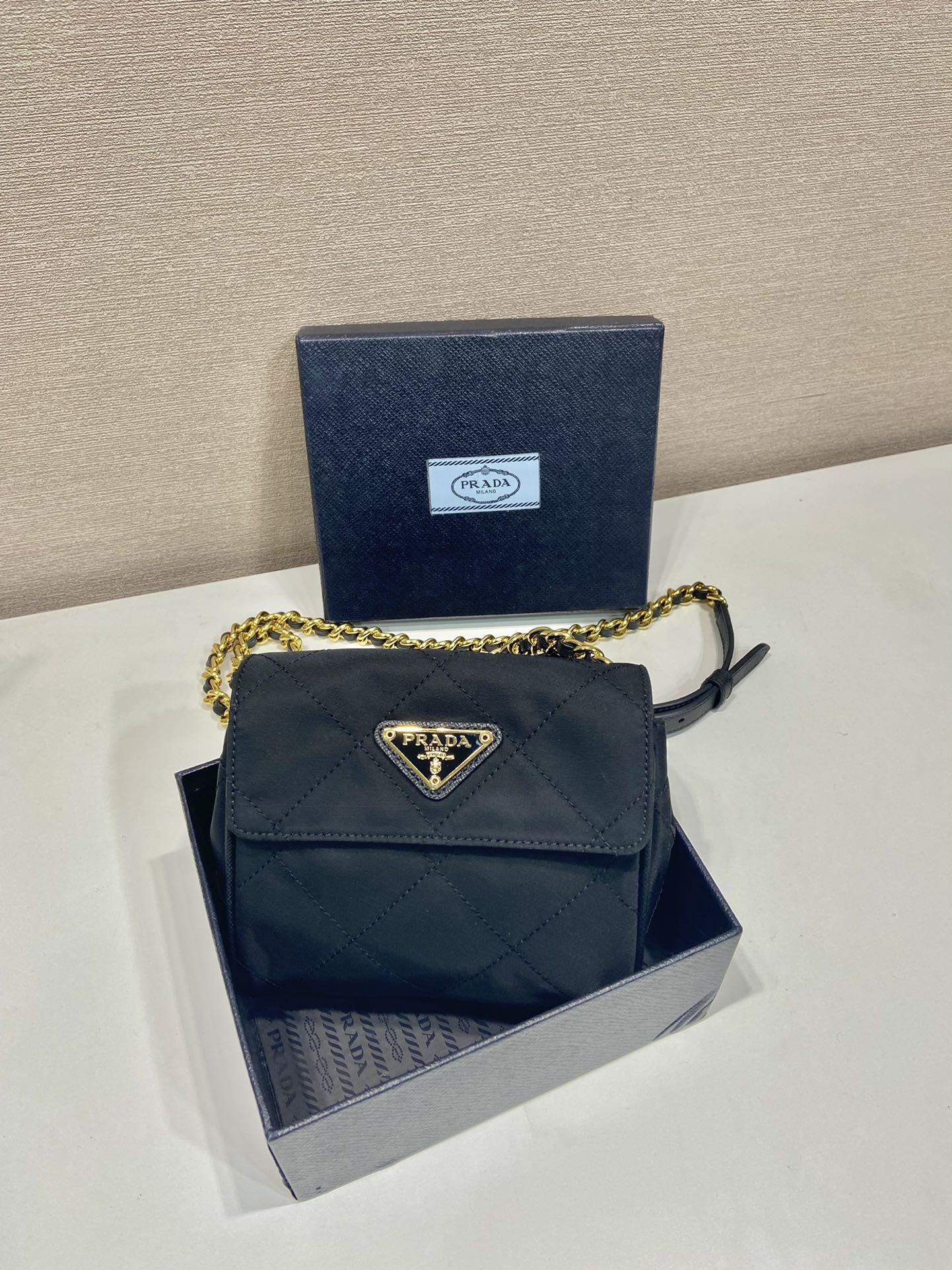 MINI SAC À RABAT MATELASSÉ 14 EN TISSU RE-NYLON NOIR CHAÎNE DORÉ