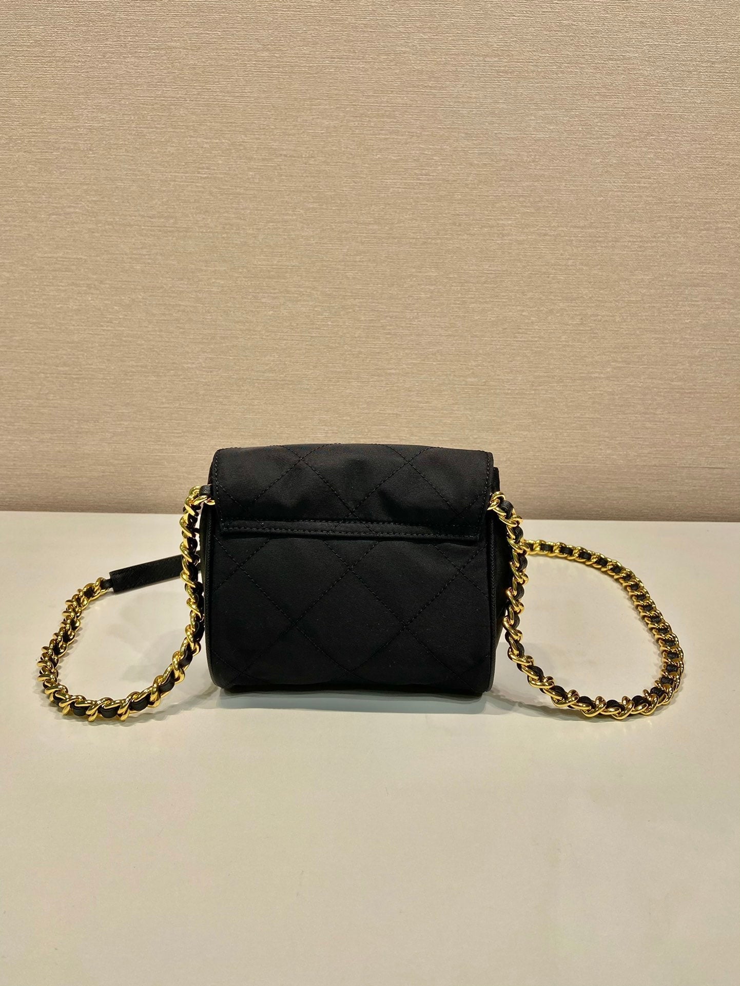 MINI SAC À RABAT MATELASSÉ 14 EN TISSU RE-NYLON NOIR CHAÎNE DORÉ