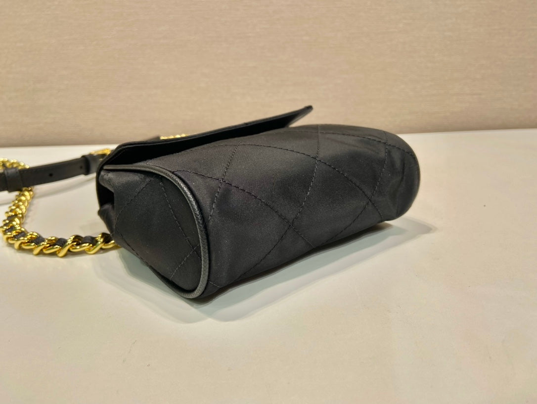 MINI SAC À RABAT MATELASSÉ 14 EN TISSU RE-NYLON NOIR CHAÎNE DORÉ