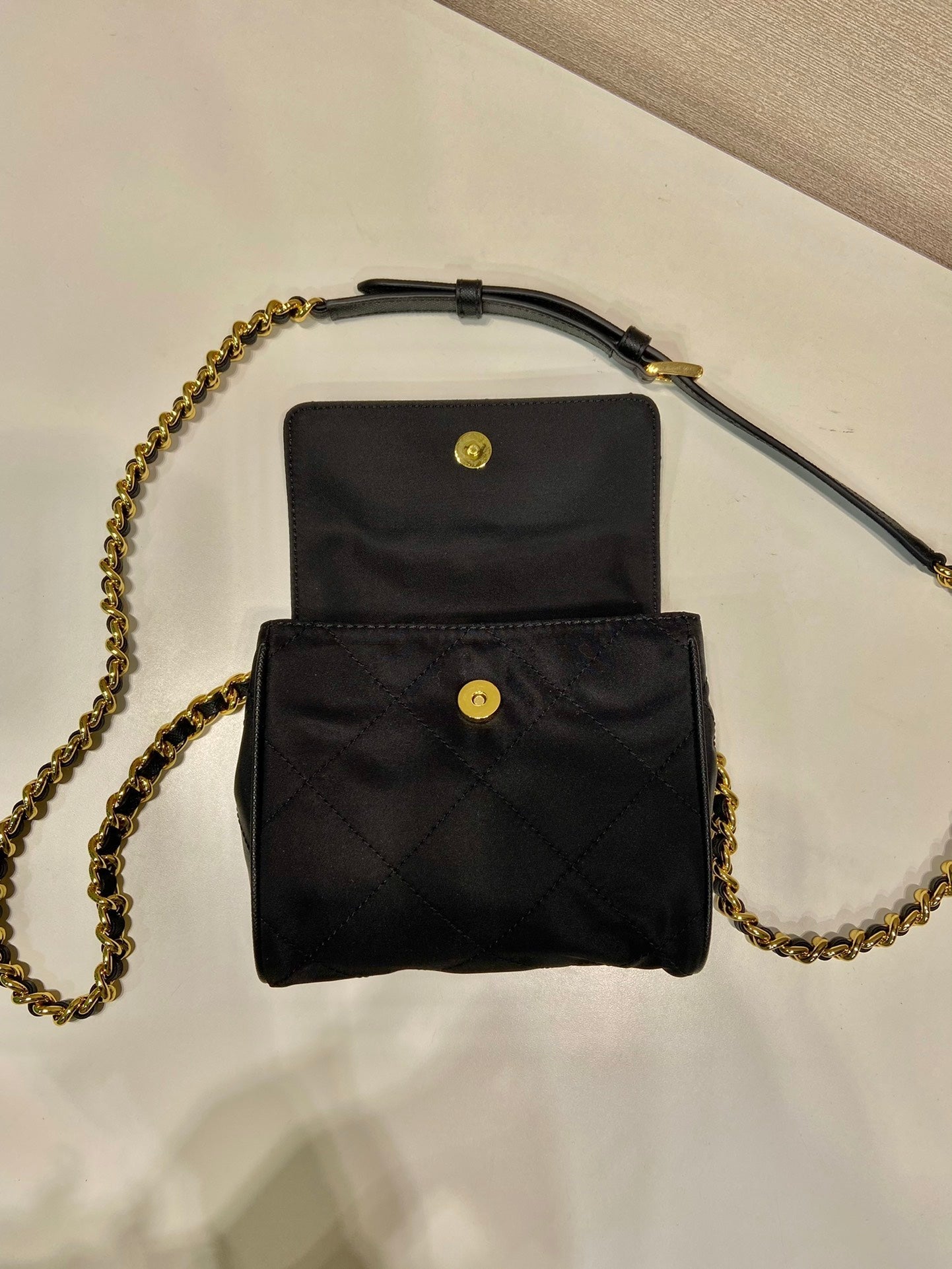MINI SAC À RABAT MATELASSÉ 14 EN TISSU RE-NYLON NOIR CHAÎNE DORÉ