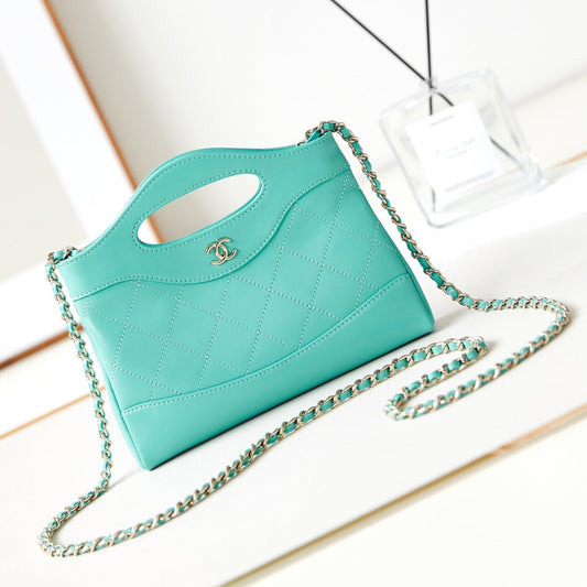 Sac shopping nano cc 24s31 17,5 cm en cuir d'agneau bleu nuage, accessoires dorés