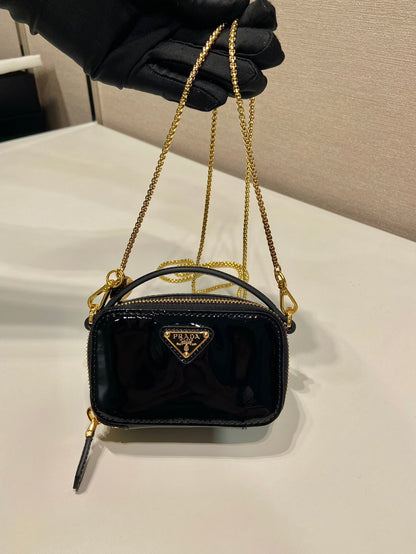 ゴールドストラップ付きミニハンドバッグ 11 ブラックパテントカーフスキン