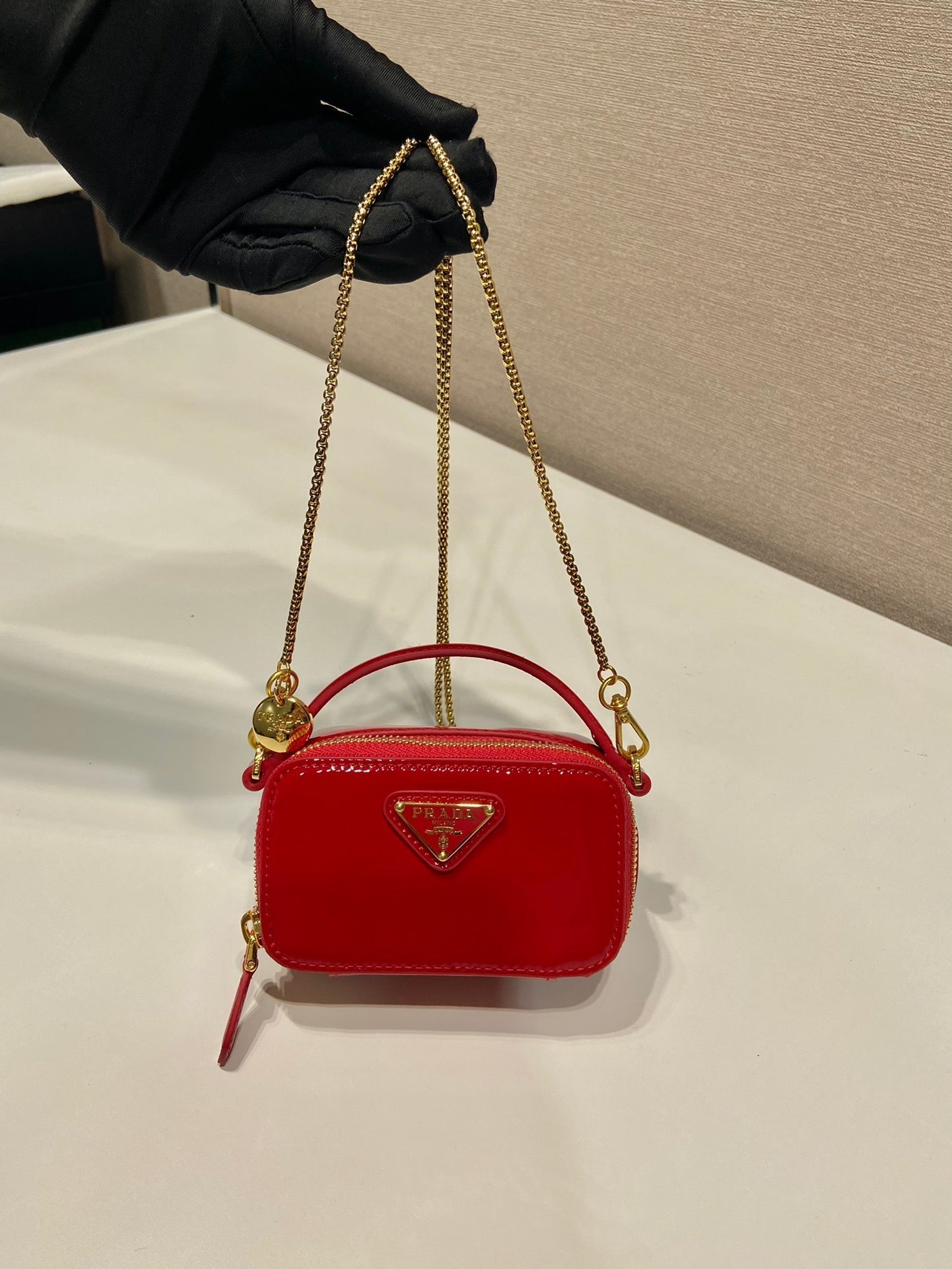 レッドパテントカーフスキンのゴールドストラップ付きミニハンドバッグ11