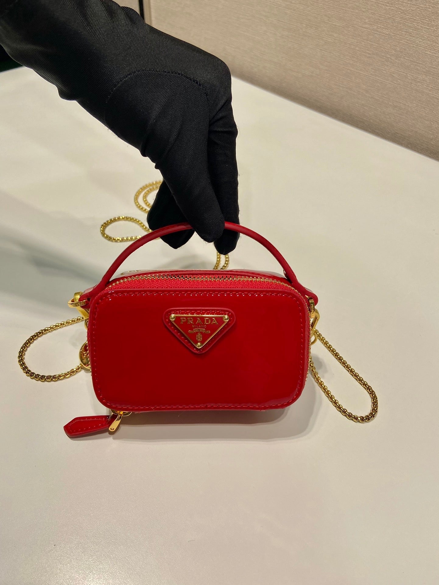 レッドパテントカーフスキンのゴールドストラップ付きミニハンドバッグ11