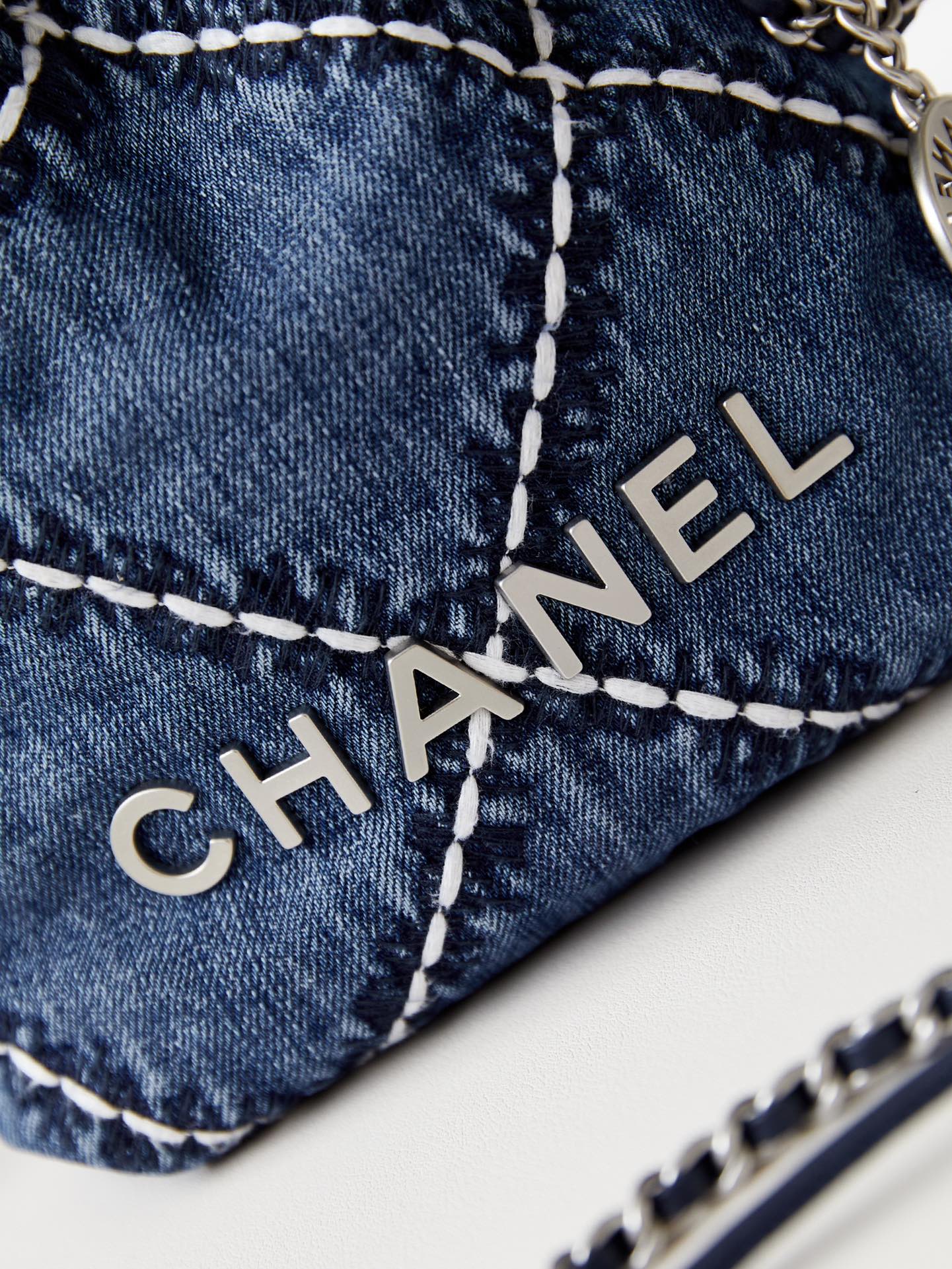 Mini sac à dos CC 22 en denim bleu cousu et matériel argenté