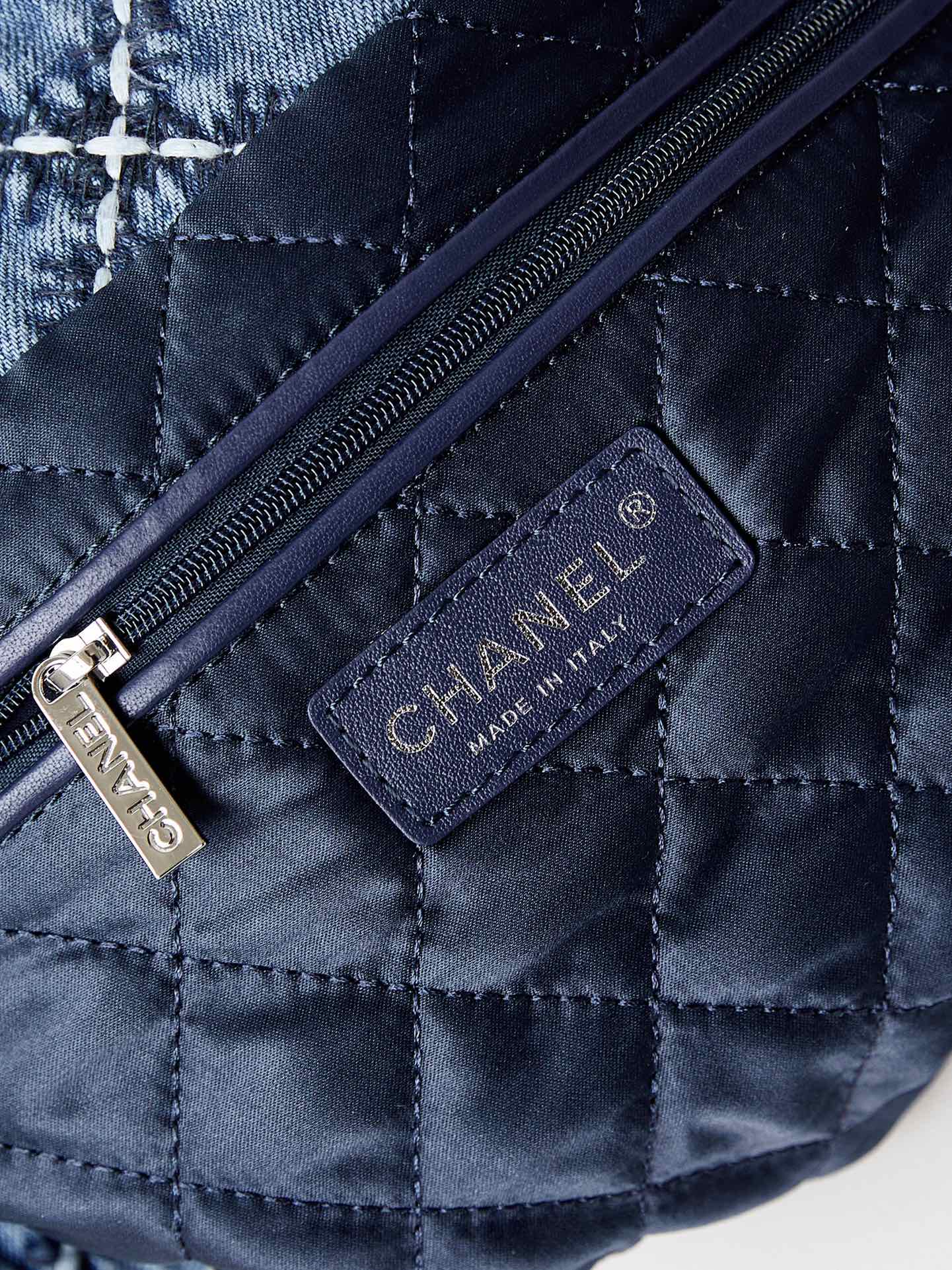 sac hobo cc 22 en denim bleu cousu avec accessoires argentés