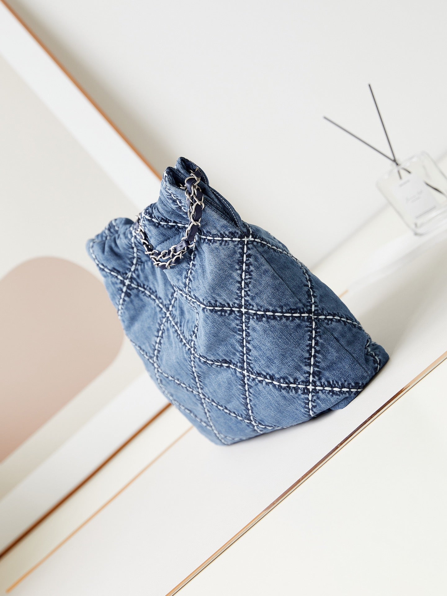sac hobo cc 22 en denim bleu cousu avec accessoires argentés