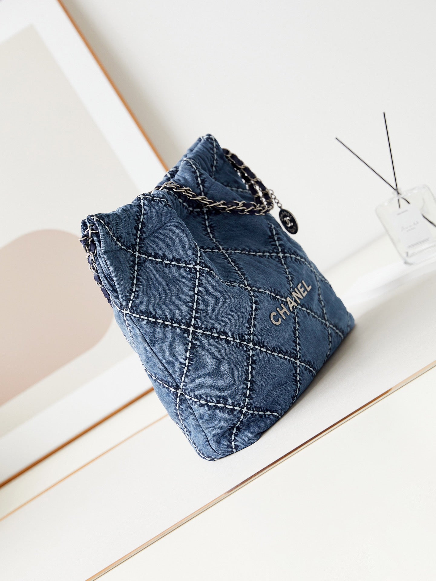 sac hobo cc 22 en denim bleu cousu avec accessoires argentés