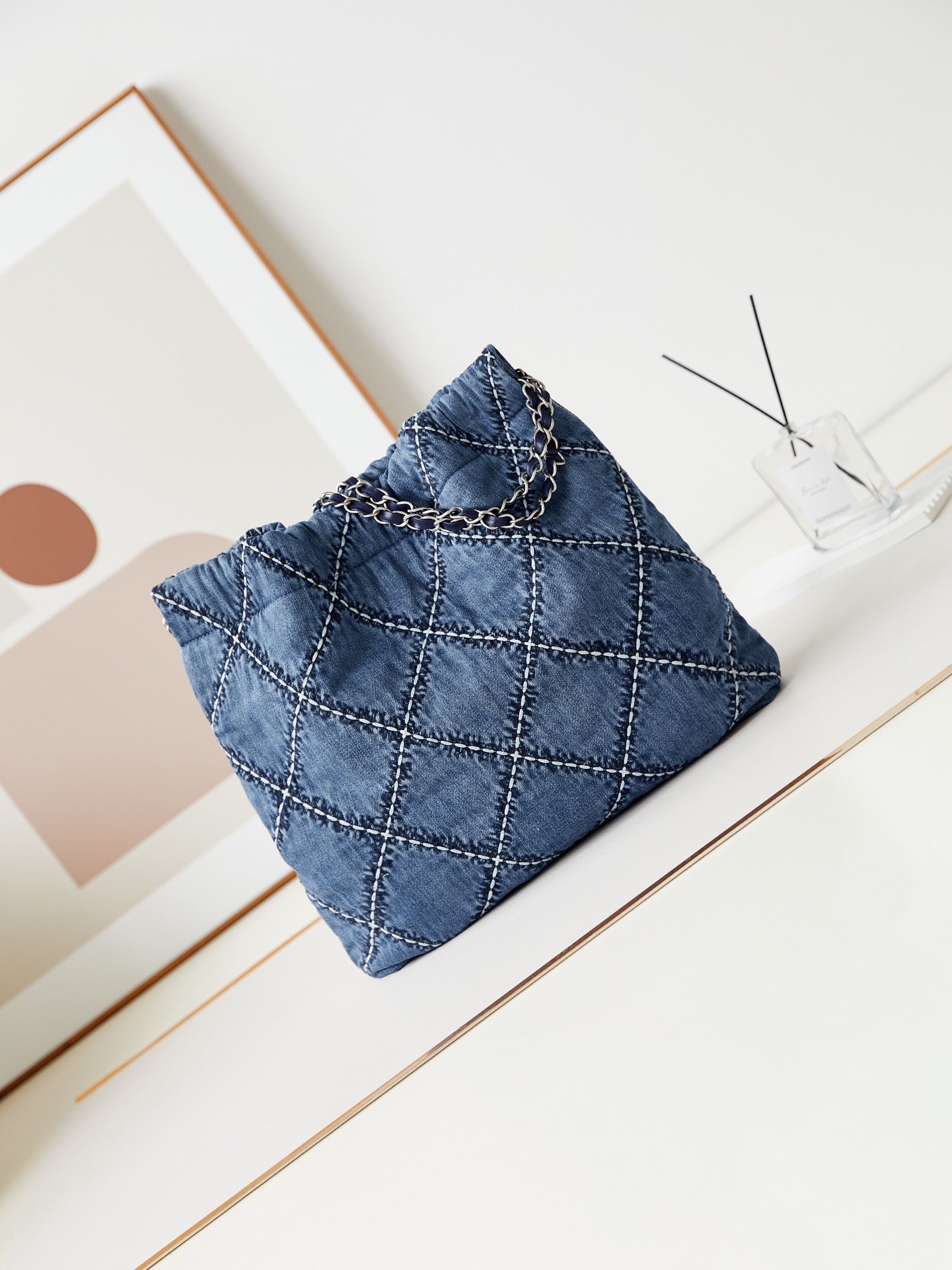 sac hobo cc 22 en denim bleu cousu avec accessoires argentés