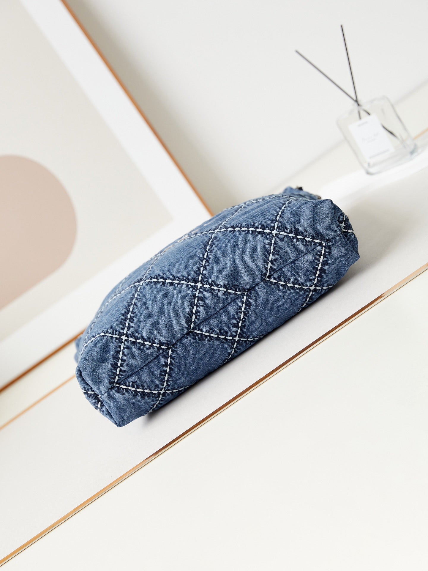 sac hobo cc 22 en denim bleu cousu avec accessoires argentés
