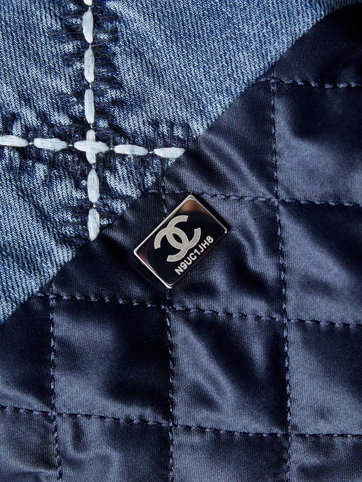 sac hobo cc 22 en denim bleu cousu avec accessoires argentés
