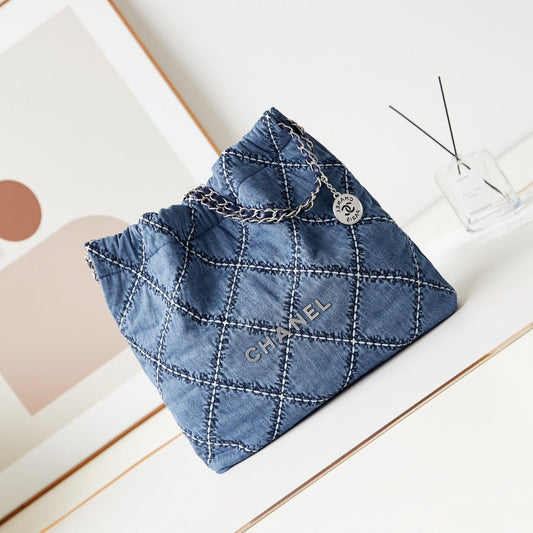 sac hobo cc 22 en denim bleu cousu avec accessoires argentés