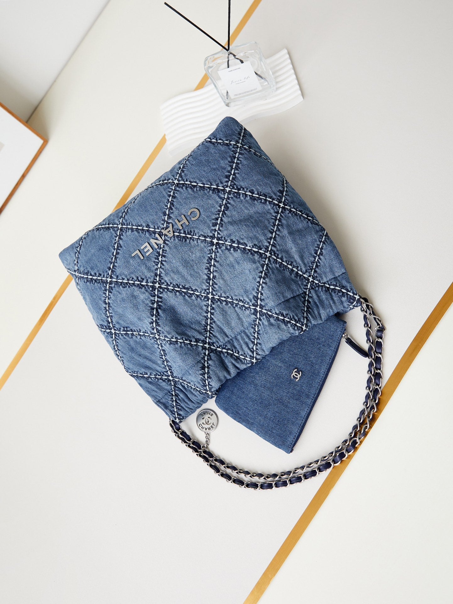 sac hobo cc 22 en denim bleu cousu avec accessoires argentés